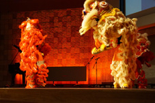 Xia Quan leeuwendans voor "Danhua 20th Anniversary Celebration" Erasmus Paviljoen